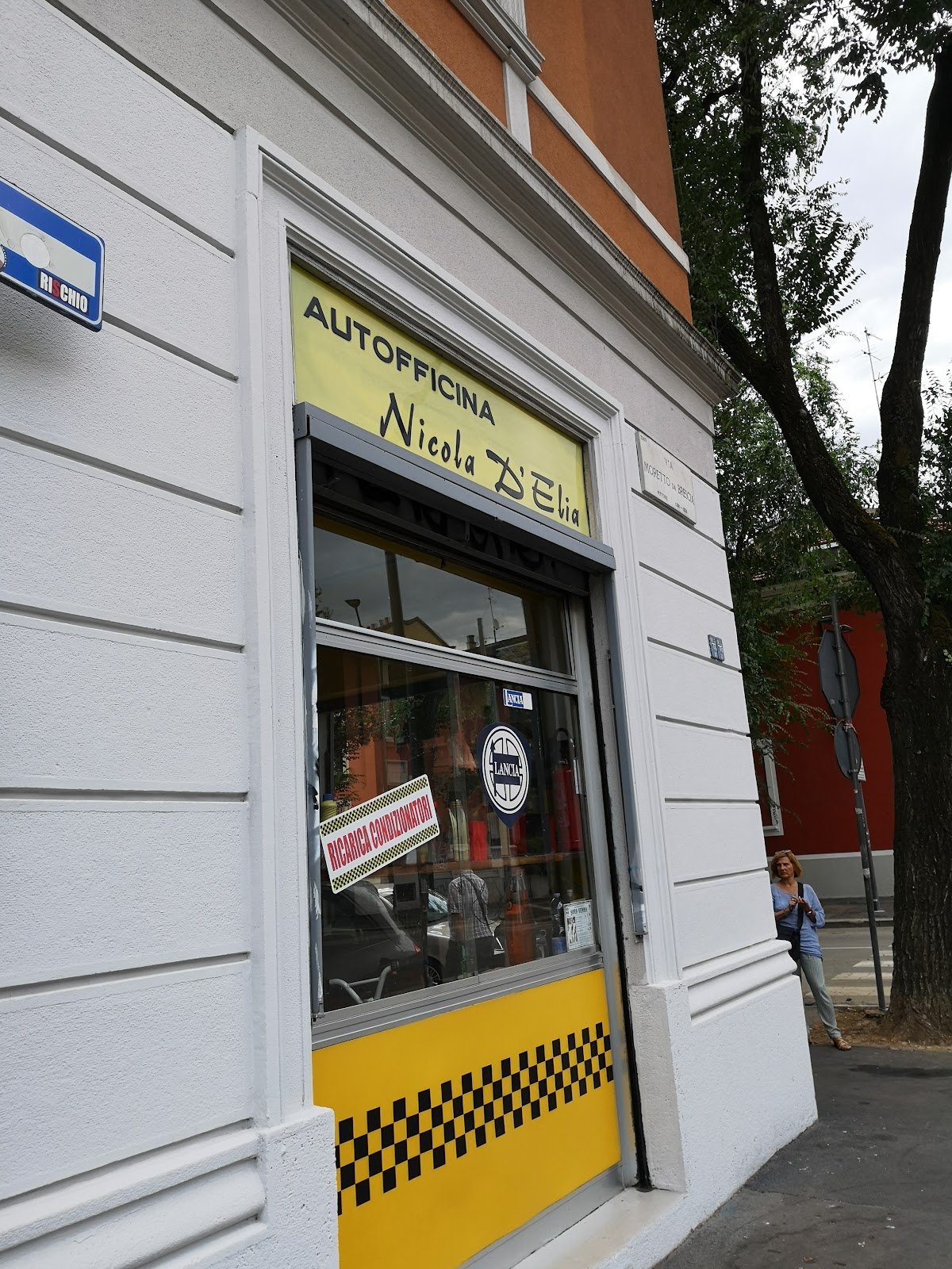 Esterno officina D'Elia in Via Moretto da Brescia, Milano