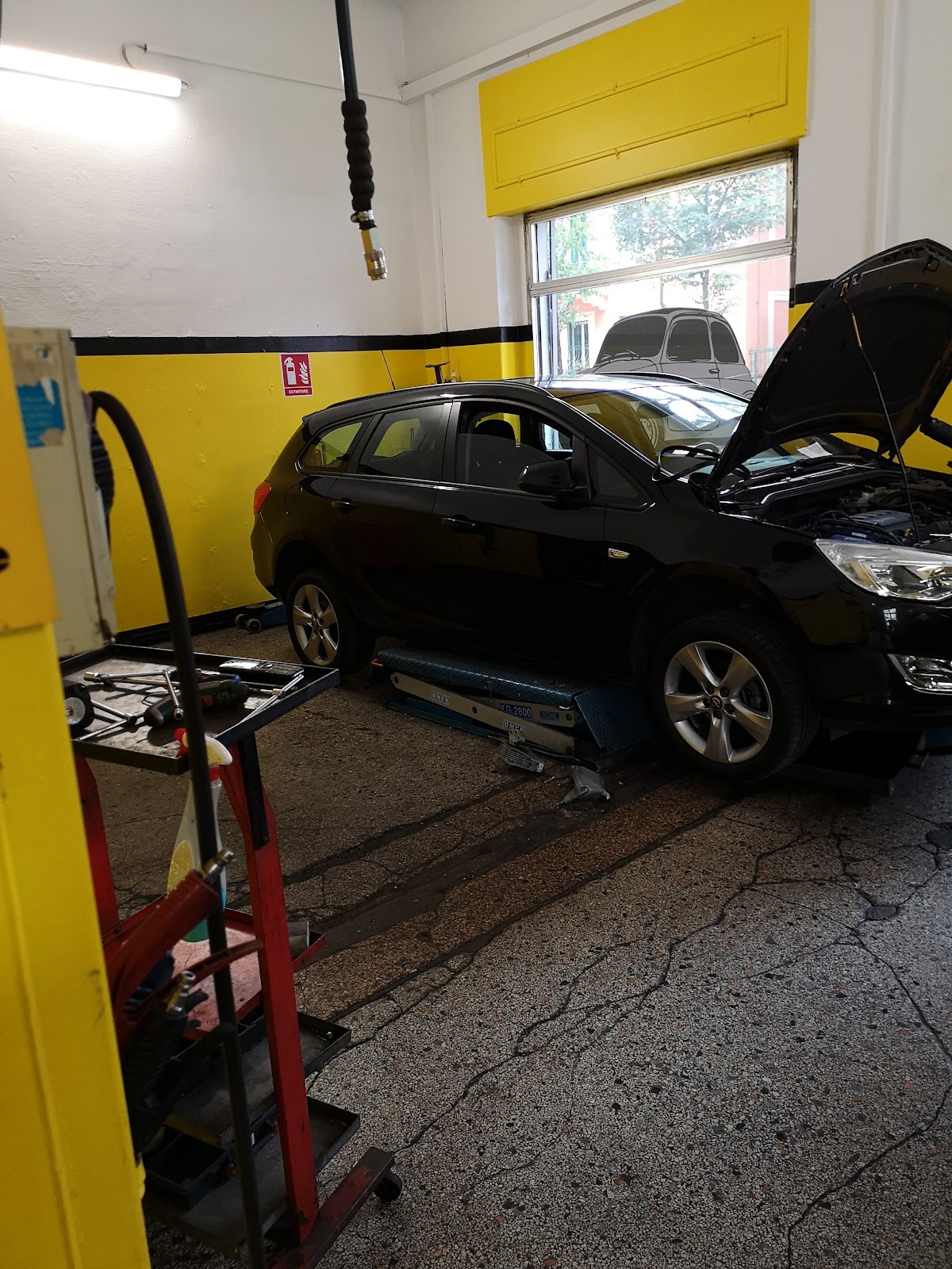 Auto sollevata sul ponte officina D'Elia